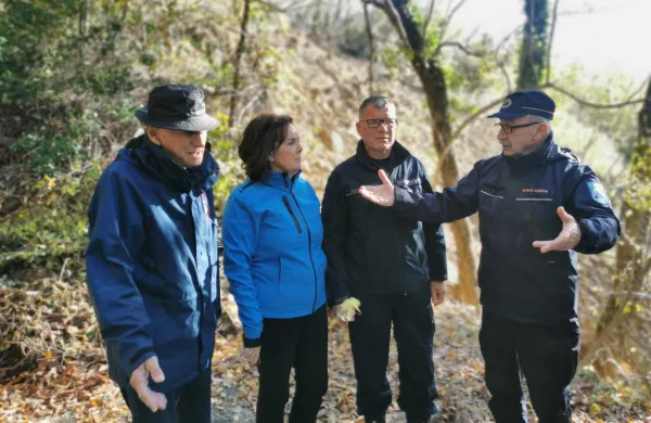 Državni poveljnik CZ Srečko &Scaron;estan si s predstavniki občinske CZ in Franc Mužič, župan Občine Brda že ogleduje plazove, vdore cest in &scaron;kodo v Kožbanjskem kotu. FOTO: Ervin Čurlič, regijski &scaron;tab CZ