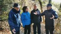 Državni poveljnik CZ Srečko &Scaron;estan si s predstavniki občinske CZ in Franc Mužič, župan Občine Brda že ogleduje plazove, vdore cest in &scaron;kodo v Kožbanjskem kotu. FOTO: Ervin Čurlič, regijski &scaron;tab CZ