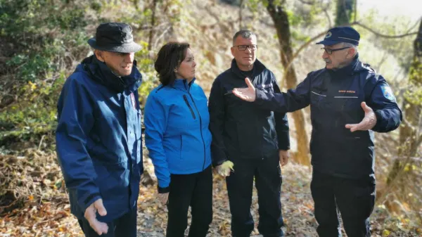 Državni poveljnik CZ Srečko &Scaron;estan si s predstavniki občinske CZ in Franc Mužič, župan Občine Brda že ogleduje plazove, vdore cest in &scaron;kodo v Kožbanjskem kotu. FOTO: Ervin Čurlič, regijski &scaron;tab CZ