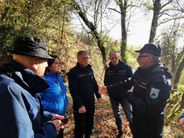 Državni poveljnik CZ Srečko &Scaron;estan si s predstavniki občinske CZ in Franc Mužič, župan Občine Brda že ogleduje plazove, vdore cest in &scaron;kodo v Kožbanjskem kotu. FOTO: Ervin Čurlič, regijski &scaron;tab CZ