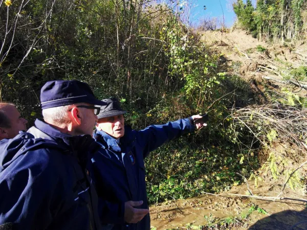 Državni poveljnik CZ Srečko &Scaron;estan si s predstavniki občinske CZ in Franc Mužič, župan Občine Brda že ogleduje plazove, vdore cest in &scaron;kodo v Kožbanjskem kotu. FOTO: Ervin Čurlič, regijski &scaron;tab CZ