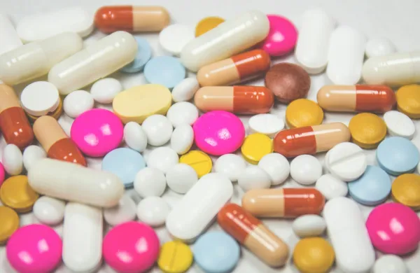 Pretirana in nepravilna uporaba antibiotikov prispeva k pospe&scaron;evanju odpornosti mikrobov proti protimikrobnim zdravilom.