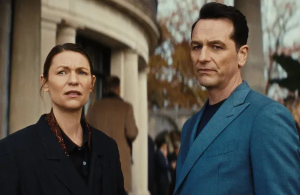 Claire Danes in Matthew Rhys v trenutno najbolj gledani nadaljevanki na Netflixu Po&scaron;ast v meni