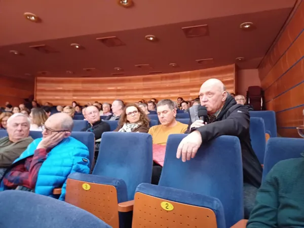 Po projekciji filma Poček je potekal pogovor z ustvarjalci. 