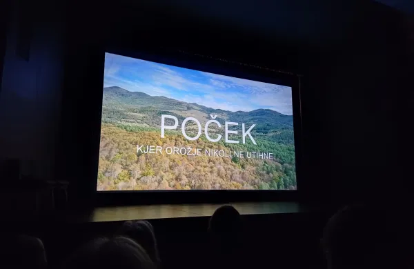 V Kulturnem domu Postojna je bila premiera dokumentarnega filma Poček - kjer orožje nikoli ne utihne.