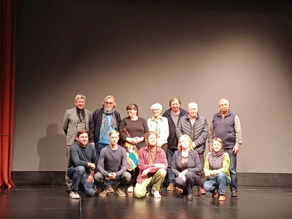 Ustvarjalci filma in nekateri sodelujoci, med drugim pobudnik projekta Silvo Psenicnik (drugi z leve spodaj).