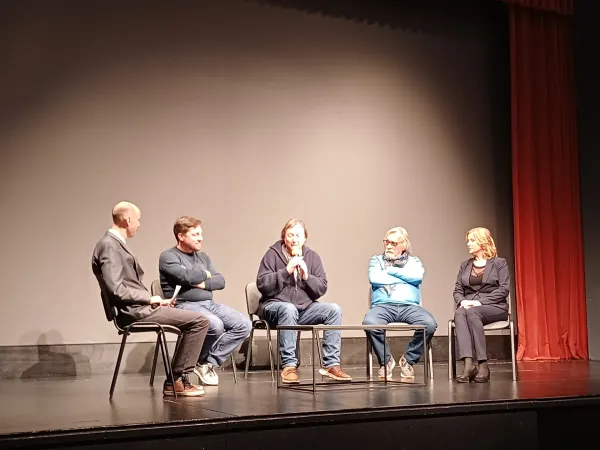 Pogovor z ustvarjalci po premieri: moderator Jaka Zalar, direktor fotografije in montažer Manuel Tom&scaron;ič, scenarist Drago Mislej - Mef, režiser Du&scaron;an Milavec in producentka Alenka Furlan Čadez.