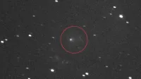 Fotografija prikazuje medzvezdni komet 3I/ATLAS, obkrožen na sredini