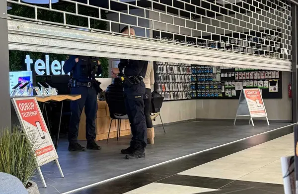 Iz koprske trgovine izginili &scaron;tevilni telefoni in denar