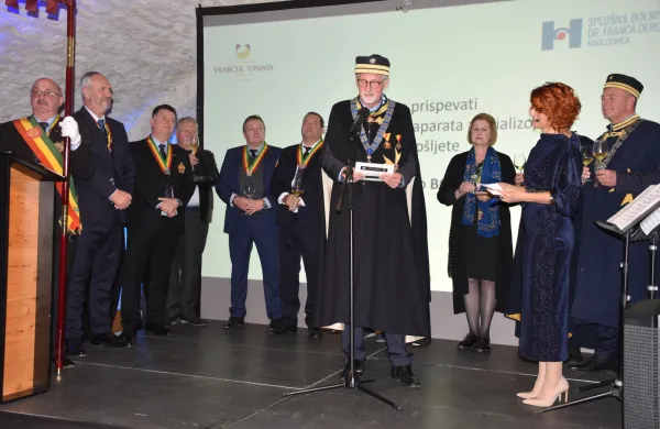 Zbiranje denar dializni oddelek bolni&scaron;nica &Scaron;empeter dvorec Vipolže vinarji in vrabček upanja