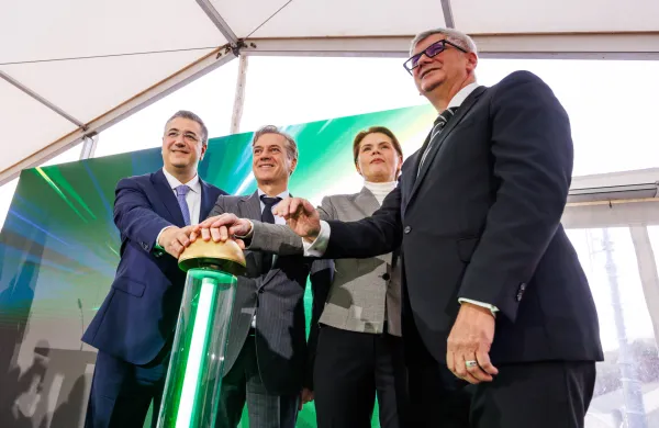 evropski komisar Golob Bratu&scaron;ek Oset poslali delovno lokomotivo drugi tir stepani 