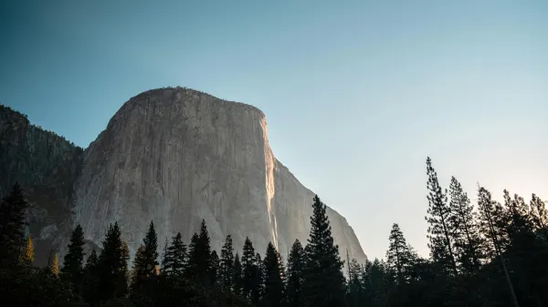 Američan Alex Honnold je prvi preplezal smer Nos kot solist, brez varovanja. 