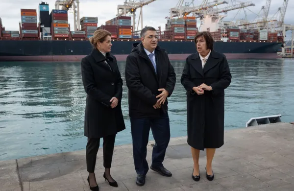 Koper, Luka Koper.Obisk evropskega komisarja za trajnostni promet in turizem Apostolos Tzitzikostas.Ob njem ministrica Alenka Bratu&scaron;ek (levo), predsednica uprave Luka Nevenka Kržan (desno)Fototermin ob zacetku sestanka evropskega komisarja v Luki Koper.