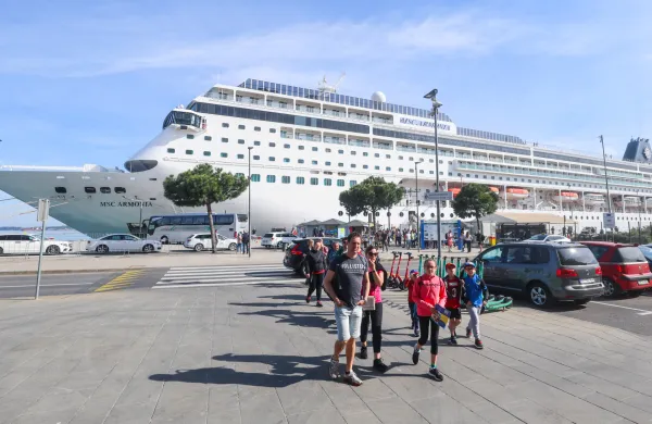 Koper, 13.04.2024Potni&scaron;ki terminal Luka Koper, Potni&scaron;ka ladja križarka MSC Armonia