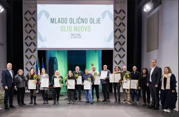 Leto&scaron;nji prejemniki priznanj (v sredini) na prireditvi Mlado oljčno olje
