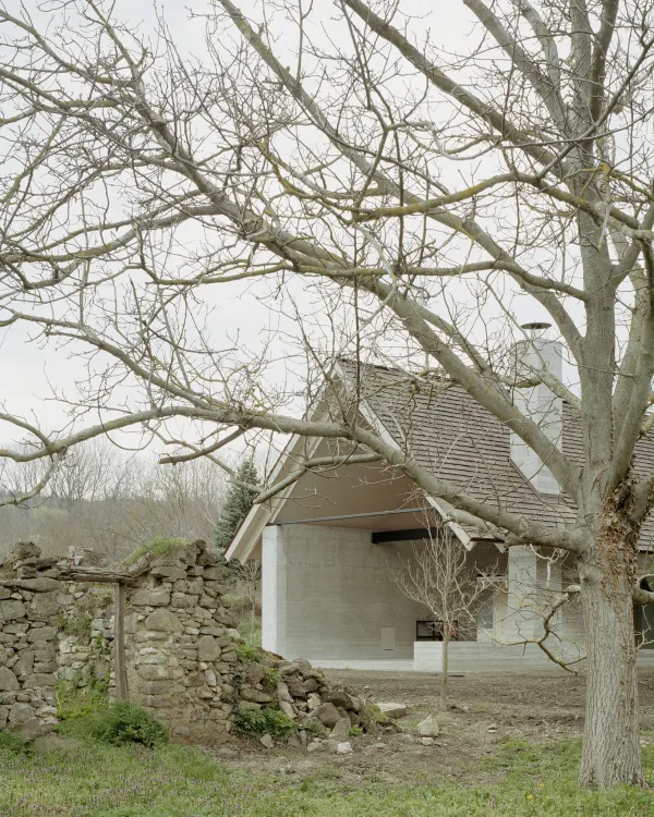Žirija je glavno nagrado dodelila madžarskemu biroju OKKA arhitekti za projekt Hi&scaron;a in čebelnjak.