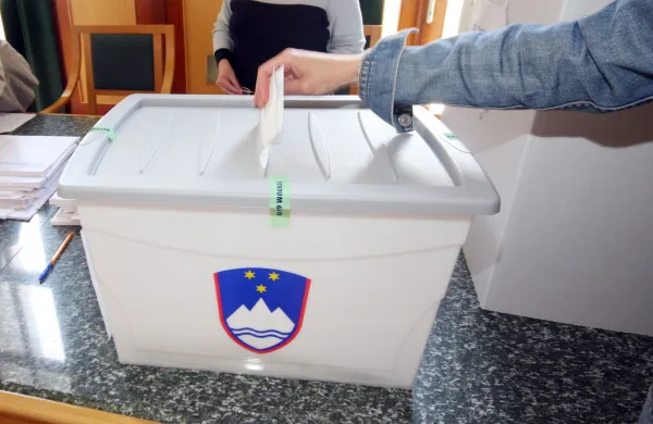 Predčasno referendumsko glasovanje arbritražni sporazum Slovenija - Hrva&scaron;ka volilna skrinjica volitve glasovanje