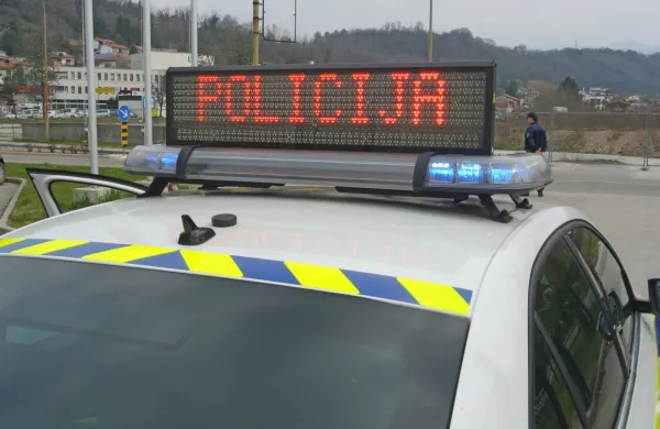 Za trenutek je bil nepazljiv in ostal brez avta