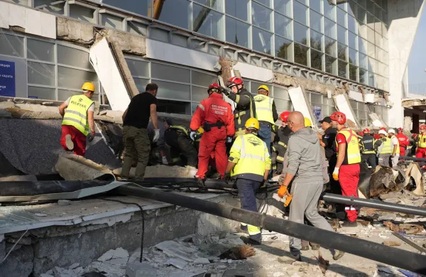 Srbija,Novi Sad, 01.11.2024, 01. November 2024 ZruĹˇil se je nadvoz ĹľelezniĹˇke postaje v Novem Sadu, na terenu je ve&Auml;Ťje Ĺˇtevilo gasilcev in reĹˇevalnih vozil, reĹˇevalne ekipe pa izvabljajo ljudi, ujete pod konstrukcijo podrtega nadvoza,dogodek, arhitektura Foto:Pixsell/F.A.Bobo