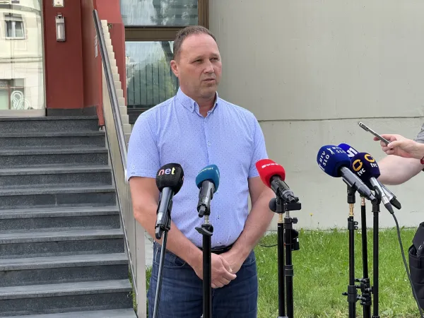 Mladoletnik, ki je na tire postavljal ovire, v priporu