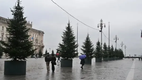 Trst se pripravlja na praznični december, mesto bodo osvetljevale tudi božične lučke.
