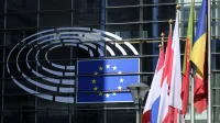 Belgija, Bruselj.Zastave clanic EU pred Evropskim parlamentom.