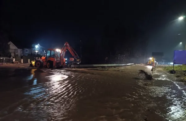 Od sinoči so na terenu prisotne lokalne re&scaron;evalne ekipe ter mehanizacija več lokalnih podjetij.