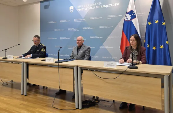 Generalni direktor policije Damjan Petrič, minister za notranje zadeve Branko Zlobko in glavna in&scaron;pektorica In&scaron;pektorata Republike Slovenije za notranje zadeve Vesna Gutman