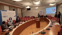 izola, eno morje idej 2025. Na fotografiji (z leve) so: Iztok &Scaron;kerlič, Tomaž Le&scaron;nik, Tina Bačić in Borut Jerman. Videti je &scaron;e eno od sodelujočih ekip.