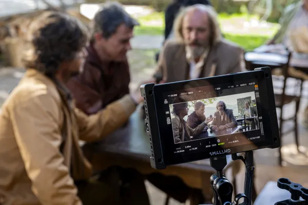 Zgodba filma Tartuferije, v katerem v glavnih vlogah nastopajo Gregor Bakovič, Janez &Scaron;kof, Jana Zupančič in Silva Ču&scaron;in, se dogaja v Istri v 80. letih prej&scaron;njega stoletja.