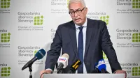 Izvr&scaron;ni direktor GZS Mitja Goren&scaron;ček je vnovič danes pozval vlado, naj nemudoma aktivira mehanizem skraj&scaron;anega delovnega časa. 