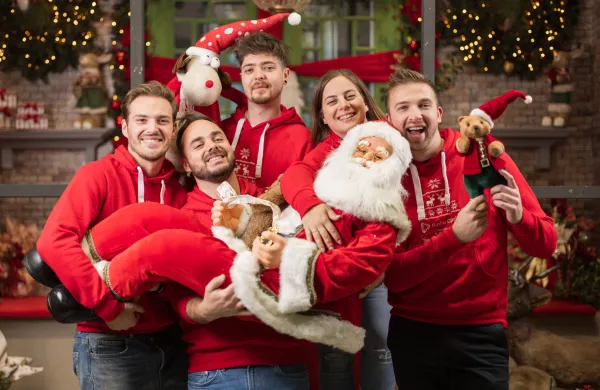 Caprisovi voditelji (z leve) Tine Ugrin, Žiga Rustja, Žiga Pangos, Manca Hribov&scaron;ek in Jan Veljak bodo od 6. decembra v živo oddajali iz dobrodelnega studia v koprski Fantazimi.