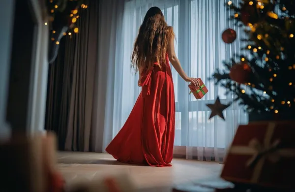 Kdaj ste nazadnje obleki rdečo obleko? December je kot nala&scaron;č za drznej&scaron;e modne podvige.