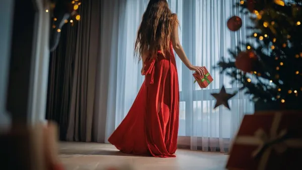 Kdaj ste nazadnje obleki rdečo obleko? December je kot nala&scaron;č za drznej&scaron;e modne podvige.