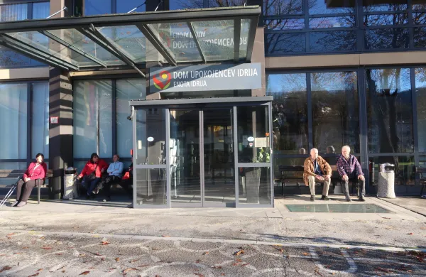 Dolgotrajna oskrba: upravičenci naj se odločijo po prejeti odločbi
