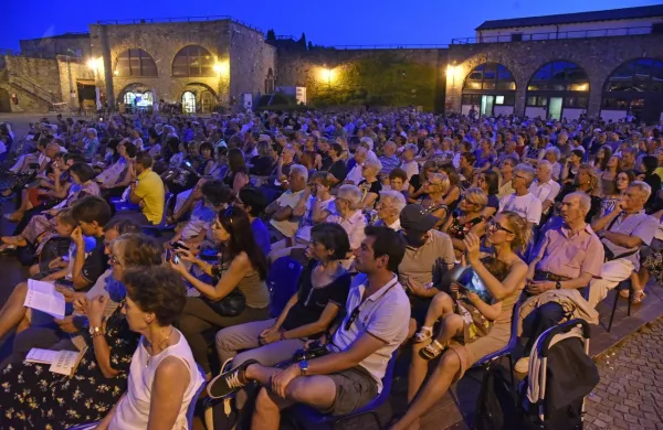Na Grad sv. JustaNa Trža&scaron;kem kar mrgoli kulturnih dogodkov, koncertov in predstav