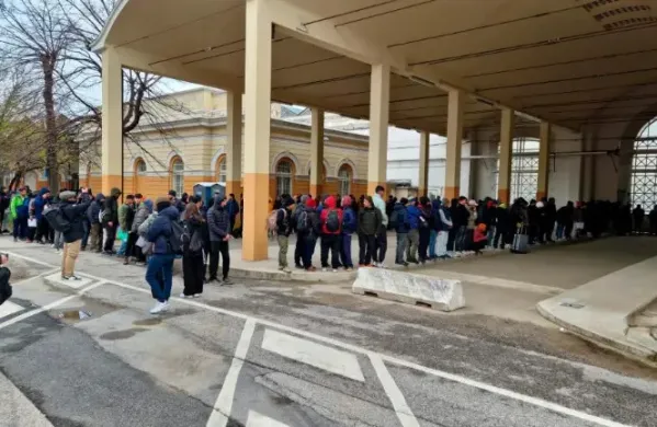 Selitev migrantov v Starem pristani&scaron;ču.