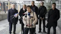 Ljubljana, pred DZ.Novinarska konferenca Drustva Srebrna nit - Zdruzenja za dostojno starost, na kateri so predstavili razloge za vlozitev ugovora zaradi nepravilnosti v kampanji pred referendumom o zakonu o prostovoljnem koncanju zivljenja Drzavno volilno komisijo.Predsednica Drustva Srebrna nit Irena Zagar.