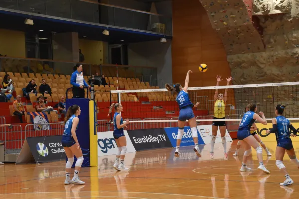Odbojka ženske Nova Gorica evropski pokal challenge napad Gen i volley proti Pirana Brusno v ozadju navijači Slova&scaron;ka