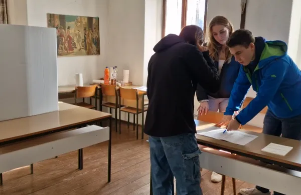 Proti zakonu je glasovala tesna večina tistih, ki so glas oddali na Primorskem (na fotografiji začasno voli&scaron;če v Kožbani).