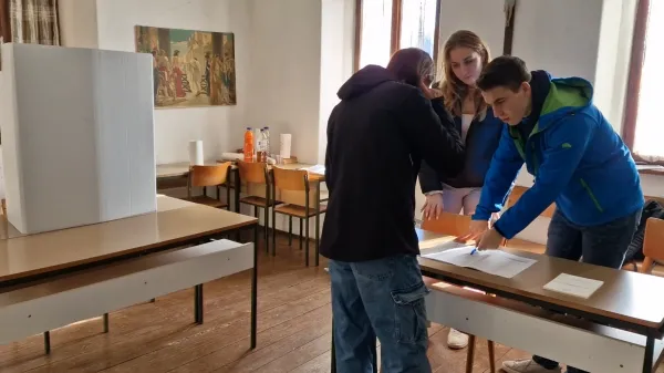 Proti zakonu je glasovala tesna večina tistih, ki so glas oddali na Primorskem (na fotografiji začasno voli&scaron;če v Kožbani).