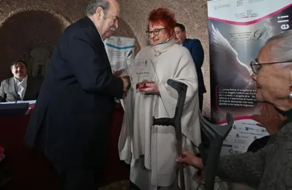 Miroslavu Ko&scaron;uti je nagrado izročila senatorka Tatjana Rojc.