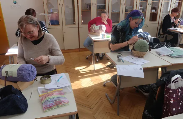 V najstarej&scaron;i čipkarski &scaron;oli učijo klekljati vse generacije