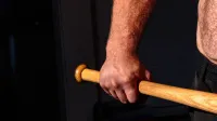 Oko je imel iztaknjeno, koža je visela z glave