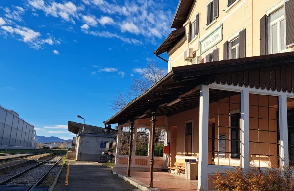 Ajdov&scaron;čino in Novo Gorico bo znova povezal potni&scaron;ki vlak