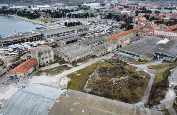 Se bodo barke morale umakniti z območja izolske ladjedelnice?