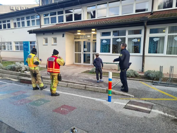 Pogorelo ostre&scaron;je telovadnice Osnovne &scaron;ole Du&scaron;ana Muniha Most na Soči