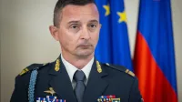 Ankaran, Vojasnica slovenskih pomorscakov.Novinarska konferenca, na kateri sta minister za obrambo Borut Sajovic in nacelnik Generalstaba Slovenske vojske generalpodpolkovnik Robert Glavas predstavila praznovanje dneva Slovenske vojske, ki bo v Kopru 24. 5.Brigadir Bostjan Mocnik.