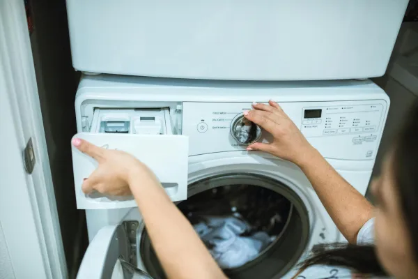 Pri pranju uporabite detergent za občutljivo perilo, odsvetujemo uporabo mehčalca. Ta bo zlepil perje in puh.