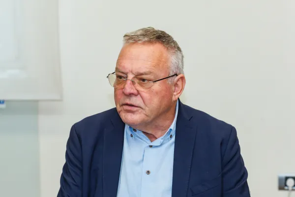Koper, 12.12.2025MOK Mestna občina Koper, Podpis pogodbe za gradnjo protipoplavne za&scaron;čite na območju Bada&scaron;evice, Bada&scaron;evica, Protipoplavna za&scaron;čitaAdriaing in DRSVJože Novak, minister za naravne vire in prostordr. Lidija Kegljevič Zagorc, v. d. direktorja Direkcije RS za vodeAle&scaron; Bržan, župan Mestne občine KoperMatjaž Andreja&scaron;ič, direktor podjetja AdriaingMiha Zidarič, direktor podjetja IZVO-R